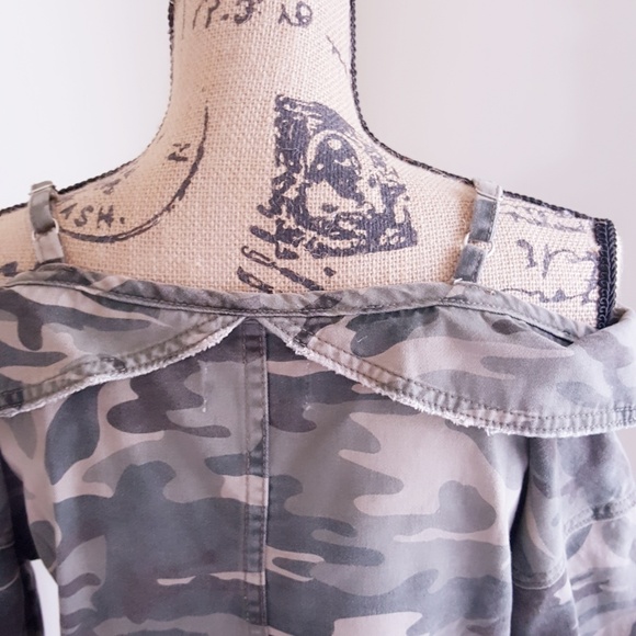 LAST ONE Camouflage Off Shoulder Jacket - Picture 6 of 8